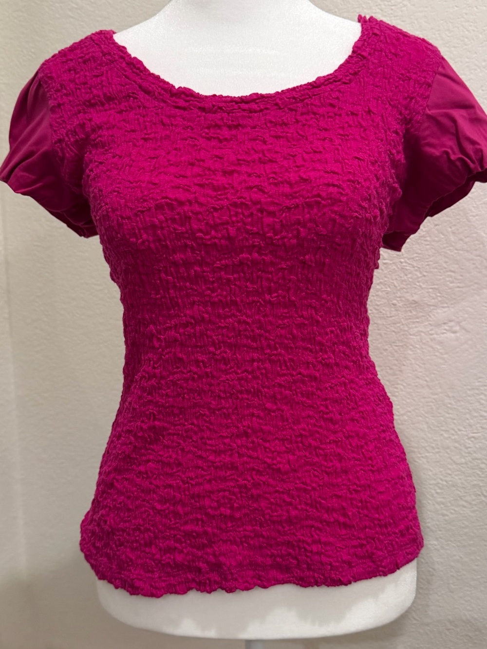 DKNY Hot Pink Crinkle Texture Top | Puff Sleeve Stretch Blouse | Size Small - Picture 2 of 6